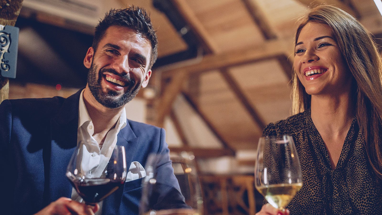 pareja brindando con copas de vino